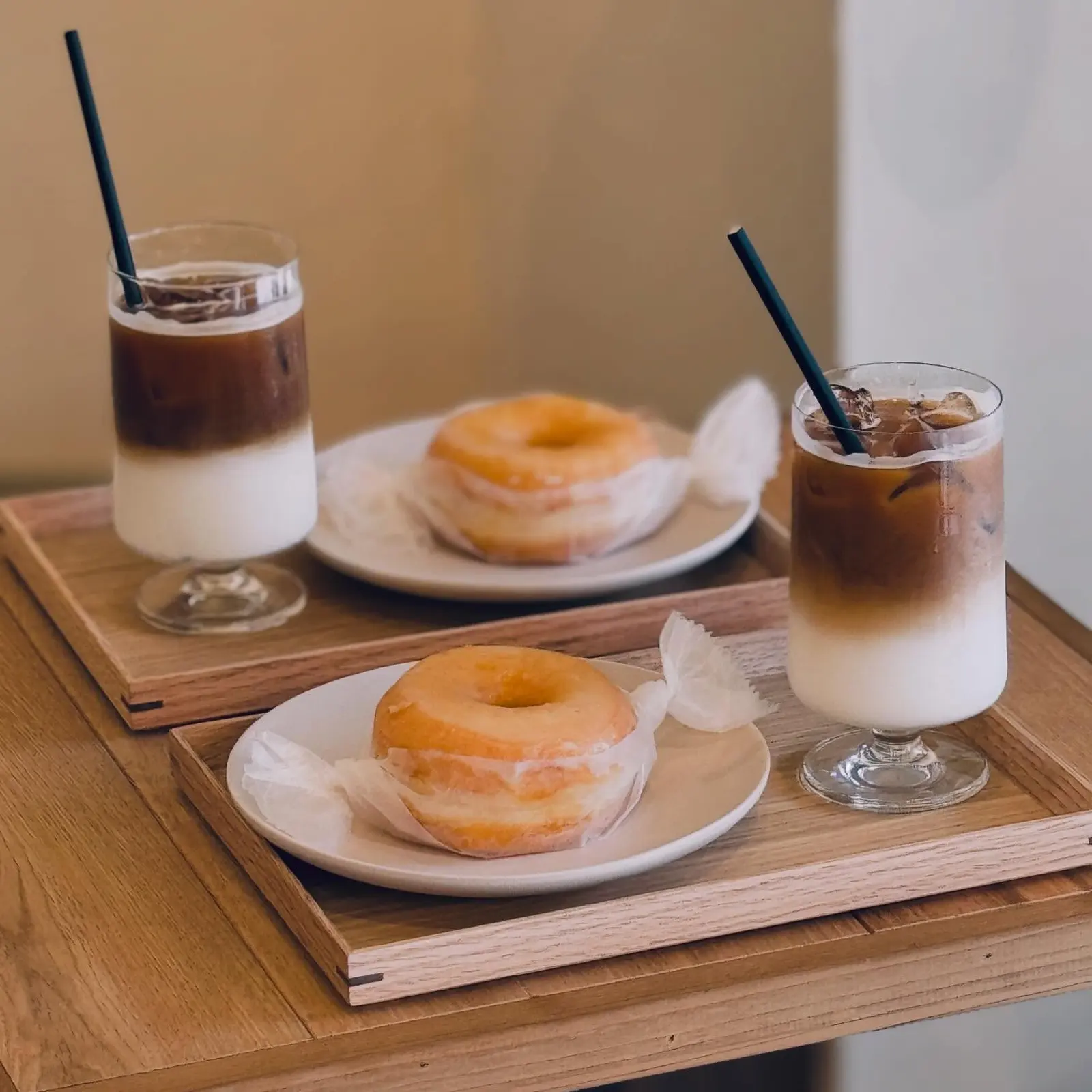 トレイにのせたアイスカフェラテとシュガードーナツ