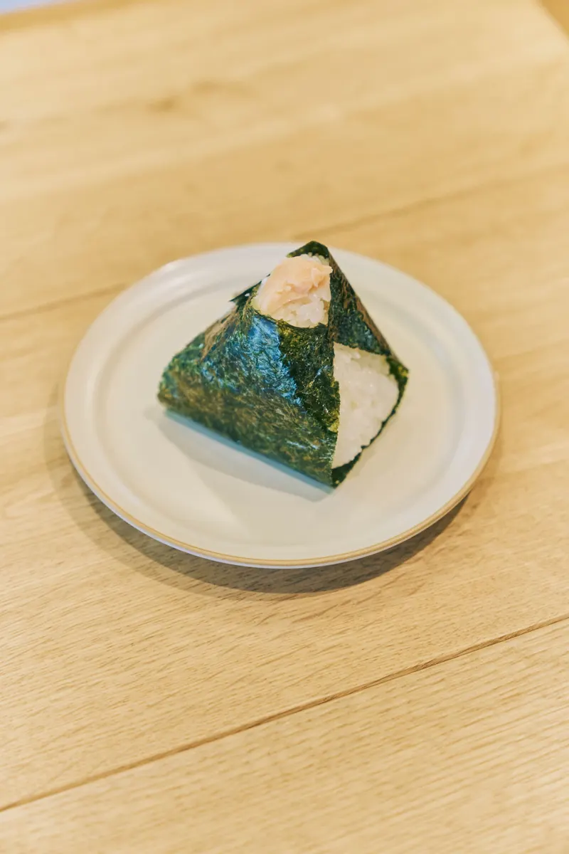 皿にのせたおにぎり