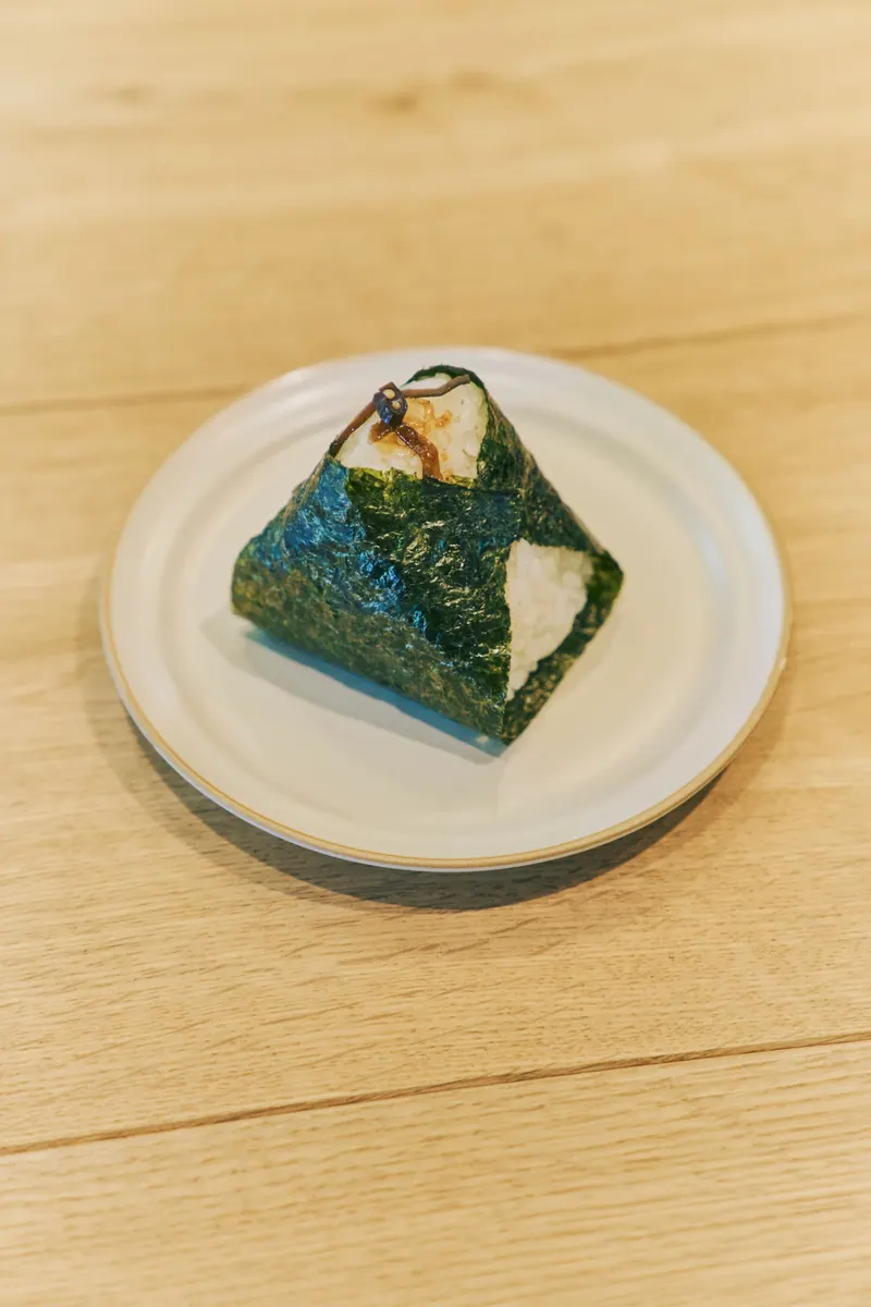 皿にのせたおにぎり