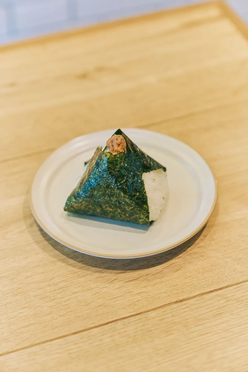 皿にのせたおにぎり